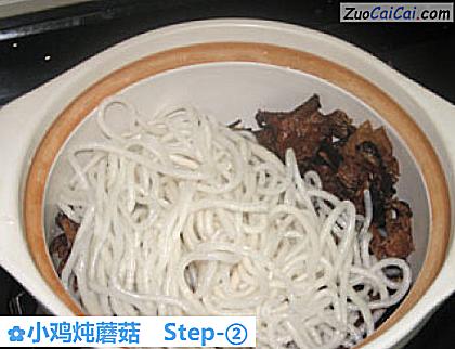 小鸡炖蘑菇做法第二步骤