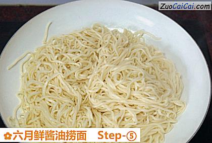 六月鲜酱油捞面做法第五步骤