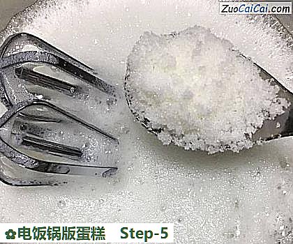 电饭锅版蛋糕做法第五步骤