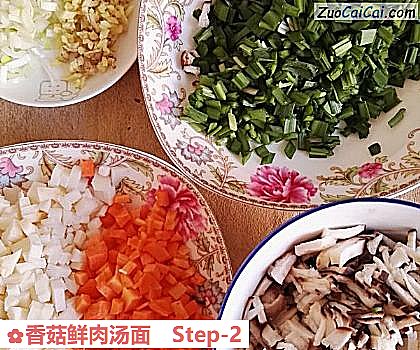 香菇鲜肉汤面做法第二步骤