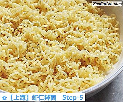 虾仁拌面做法第五步骤