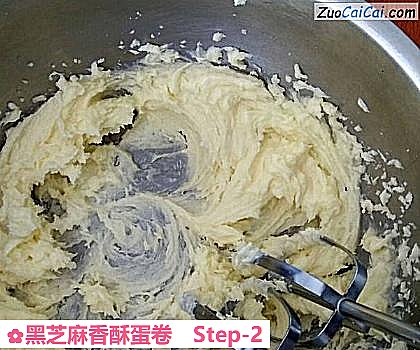 黑芝麻香酥蛋卷做法第二步骤