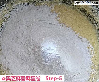 黑芝麻香酥蛋卷做法第五步骤