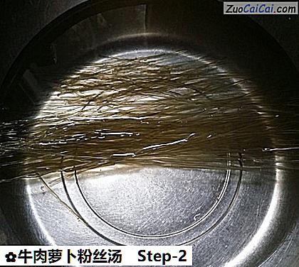 牛肉萝卜粉丝汤做法第二步骤