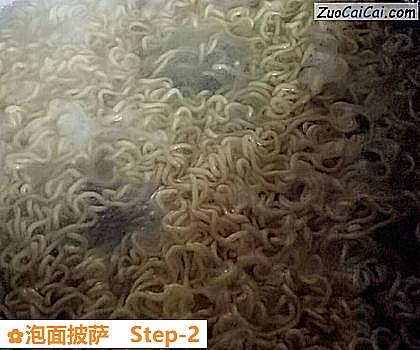 泡面披萨做法第二步骤