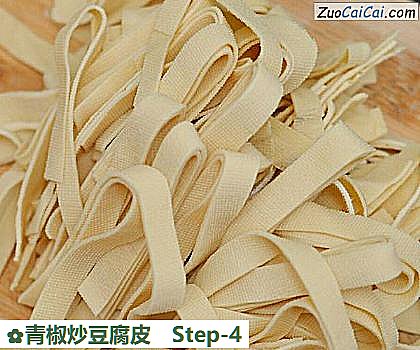 青椒炒豆腐皮做法第四步骤