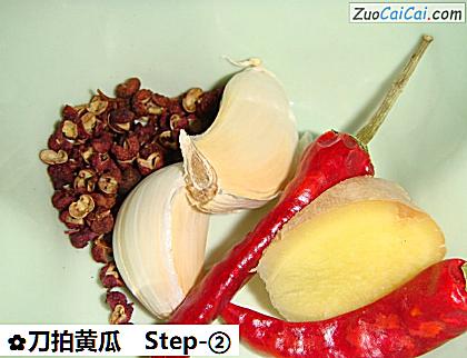 刀拍黄瓜做法第二步骤