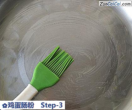 鸡蛋肠粉做法第三步骤