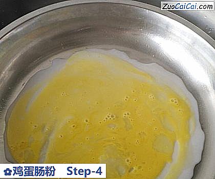 鸡蛋肠粉做法第四步骤