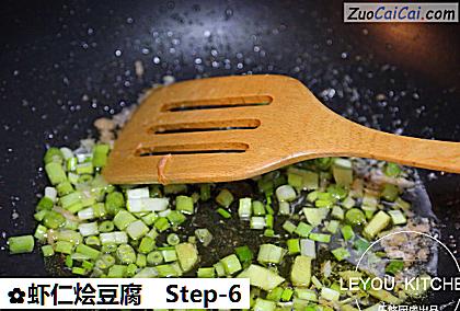 虾仁烩豆腐做法第六步骤