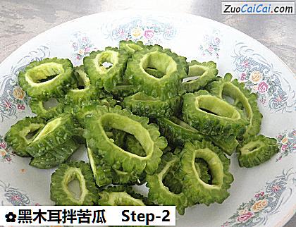 黑木耳拌苦瓜做法第二步骤