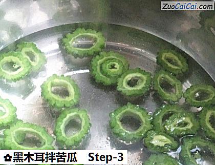 黑木耳拌苦瓜做法第三步骤