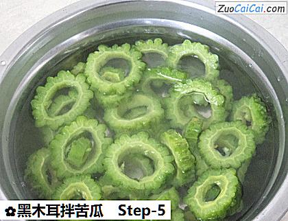 黑木耳拌苦瓜做法第五步骤