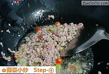 蒜薹小炒做法第四步骤