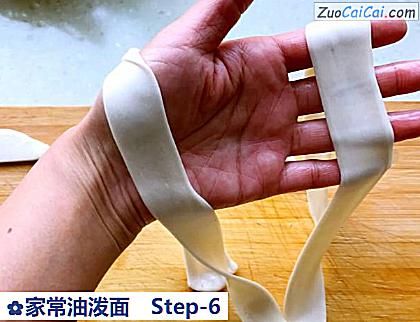 家常油泼面做法第六步骤