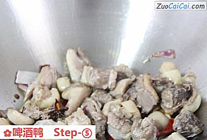 啤酒鸭做法第五步骤