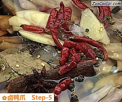 卤鸭爪做法第五步骤