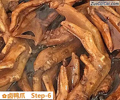 卤鸭爪做法第六步骤