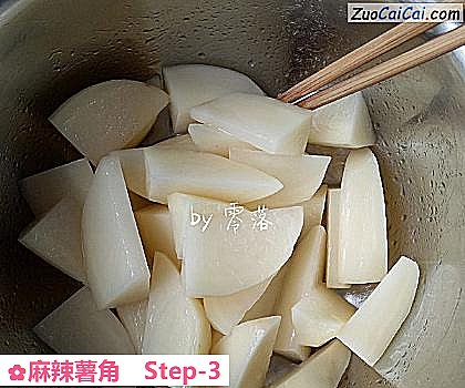 麻辣薯角做法第三步骤