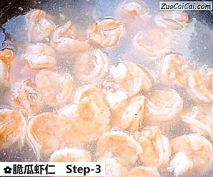 脆瓜虾仁做法第三步骤