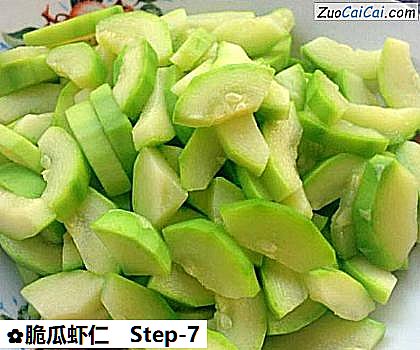 脆瓜虾仁做法第七步骤