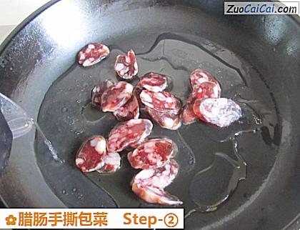 腊肠手撕包菜做法第二步骤