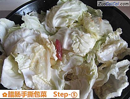 腊肠手撕包菜做法第五步骤