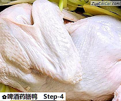 啤酒药膳鸭做法第四步骤