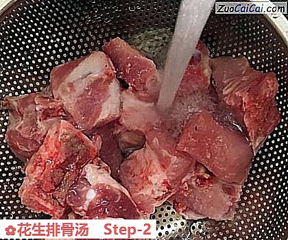花生排骨汤做法第二步骤