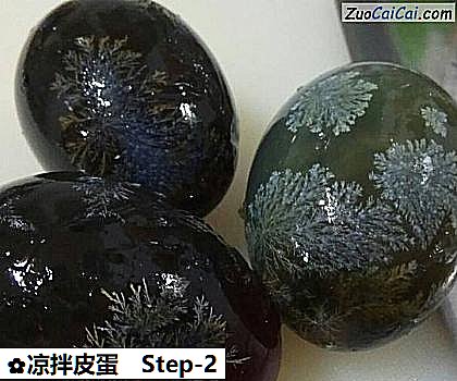 凉拌皮蛋做法第二步骤