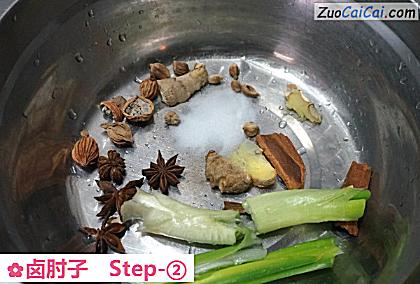 卤肘子做法第二步骤