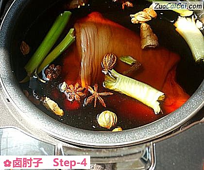 卤肘子做法第四步骤