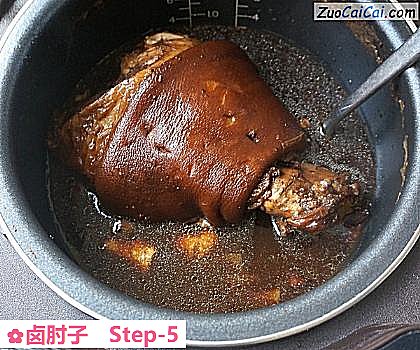 卤肘子做法第五步骤