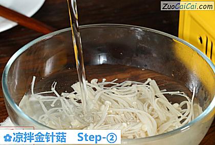 凉拌金针菇做法第二步骤