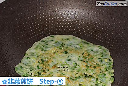 韭菜煎饼做法第五步骤