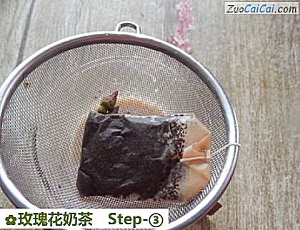 玫瑰花奶茶做法第三步骤