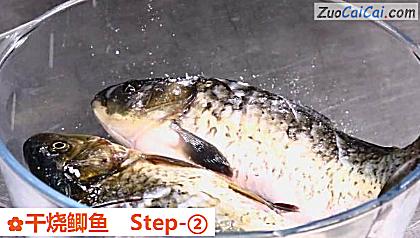 干烧鲫鱼做法第二步骤