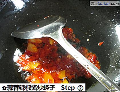 蒜蓉辣椒酱炒蛏子做法第二步骤