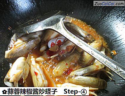 蒜蓉辣椒酱炒蛏子做法第四步骤