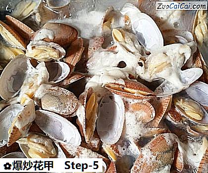 爆炒花甲做法第五步骤