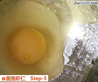 面拖虾仁做法第五步骤