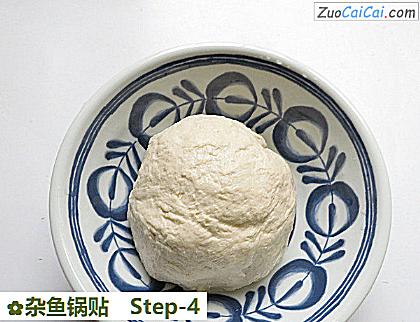 杂鱼锅贴做法第四步骤