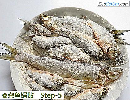 杂鱼锅贴做法第五步骤