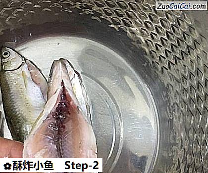 酥炸小鱼做法第二步骤