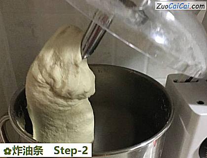 炸油条做法第二步骤