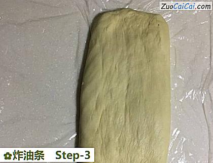 炸油条做法第三步骤