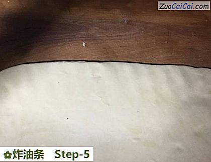 炸油条做法第五步骤