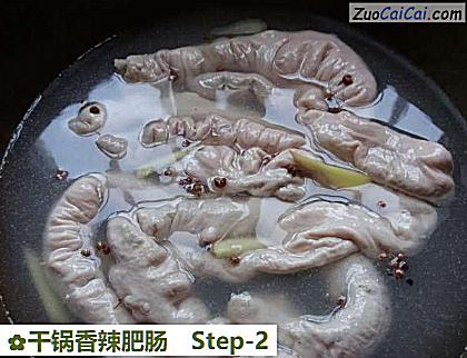 干锅香辣肥肠做法第二步骤