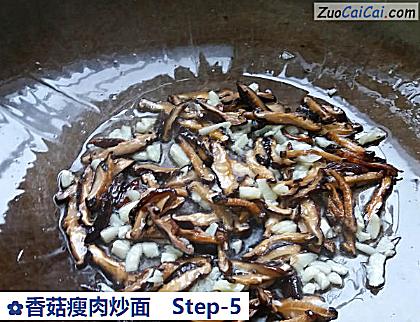 香菇瘦肉炒面做法第五步骤