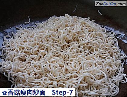 香菇瘦肉炒面做法第七步骤